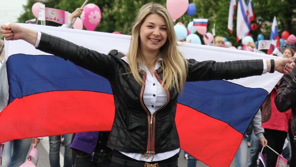 A participants of the May Day demonstration in Simferopol - Sputnik International