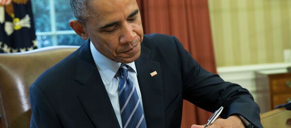 President Barack Obama signs a presidential memorandum aiming to clamp down on the private companies that service federal student debt - Sputnik International