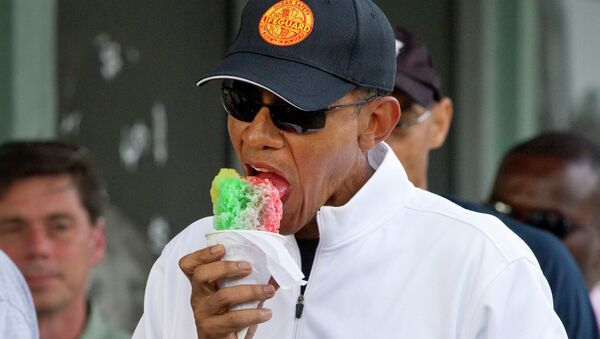President Barack Obama eats shave ice during the Obama family's December 2014 vacation in Hawaii. - Sputnik International