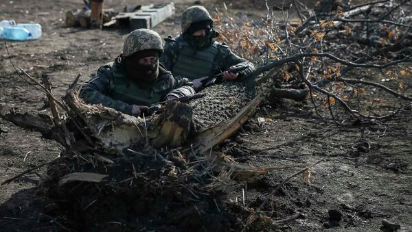 Members of the Ukrainian armed forces take their positions near Kurakhovo, not far from Donetsk March 11, 2015 - Sputnik International