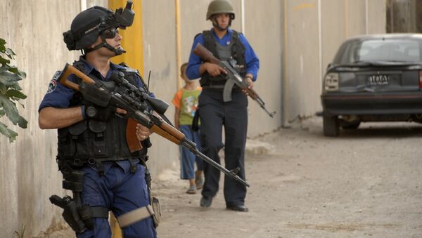 Iraqi police officer armed with a Tabuk sniper rifle - Sputnik International
