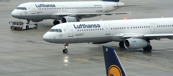 Aircrafts of German airline Lufthansa stand at the tarmac of the Franz-Josef-Strauss-Airport in Munich, southern Germany, on December 1, 2014, during a strike of pilots - Sputnik International