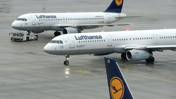 Aircrafts of German airline Lufthansa stand at the tarmac of the Franz-Josef-Strauss-Airport in Munich, southern Germany, on December 1, 2014, during a strike of pilots - Sputnik International