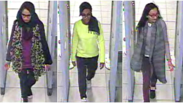 British teenage girls Shamima Begun, Amira Abase and Kadiza Sultana (L-R) walk through security at Gatwick airport before they boarded a flight to Turkey on February 17, 2015 - Sputnik International