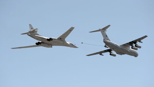 IL 78 tanker aircraft, right, and Tu-160 'White Swan' supersonic heavy strategic bomber - Sputnik International