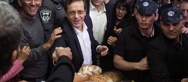 Isaac Herzog, co-leader of the centre-left Zionist Union, gestures during a campaign stop at a fruit and vegetable market in Tel Aviv March 12, 2015 Isaac Herzog, co-leader of the centre-left Zionist Union, gestures during a campaign stop at a fruit and vegetable market in Tel Aviv March 12, 2015 - Sputnik International