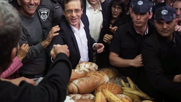 Isaac Herzog, co-leader of the centre-left Zionist Union, gestures during a campaign stop at a fruit and vegetable market in Tel Aviv March 12, 2015 - Sputnik International