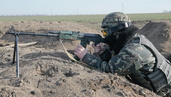 A Ukrainian serviceman takes position at the front line outside Kurahovo, in the Donetsk region of Ukraine, Wednesday, March 11, 2015 - Sputnik International