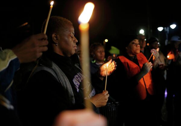 Protestors hold a candle-light vigil outside the Ferguson Police Department in Ferguson, Missouri, March 12, 2015 - Sputnik International