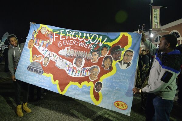 Protestors demonstrate outside the Ferguson Police Department in Ferguson, Missouri on March 12, 2015 - Sputnik International