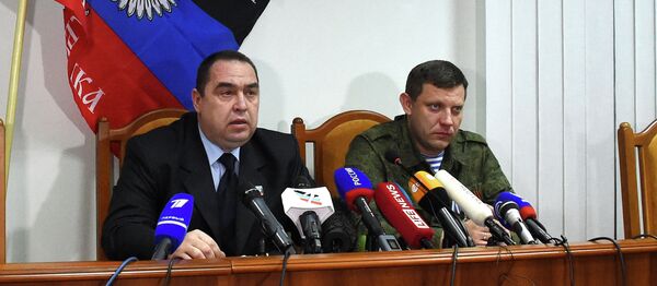 Prime Minister of the self proclamed Peoples Republic of Donetsk Alexander Zakharchenko (R) and Prime Minister of the self proclaimed Peoples Republic of Lugansk Igor Plotnitsky speak during a press conference in the eastern Ukrainian city of Donetsk on Febuary 2, 2015 - Sputnik International