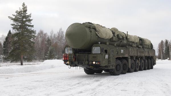 Yars MIRV-equipped ICBM, on its mobile Kamaz transporter - Sputnik International