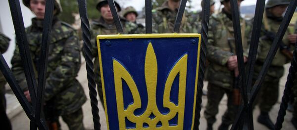 Ukrainian soldiers guard a gate to their military base in the village of Perevalne, outside of Simferopol, Ukraine, on Sunday, March 2, 2014 Ukrainian soldiers guard a gate to their military base in the village of Perevalne, outside of Simferopol, Ukraine, on Sunday, March 2, 2014 - Sputnik International