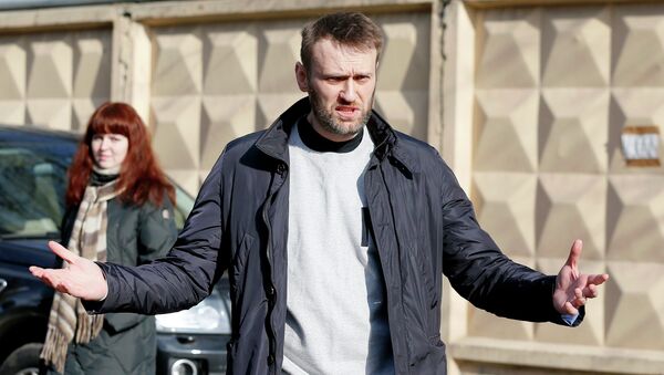 Alexei Navalny, a Russian opposition leader, gestures as he walks out of a detention center in Moscow March 6, 2015 - Sputnik International