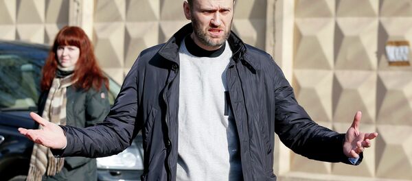Alexei Navalny, a Russian opposition leader, gestures as he walks out of a detention center in Moscow March 6, 2015 - Sputnik International
