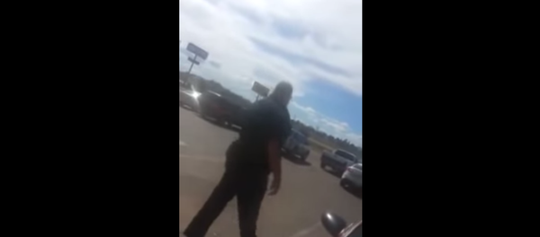 Woman Stops Cop from Arresting Her Dog - Sputnik International