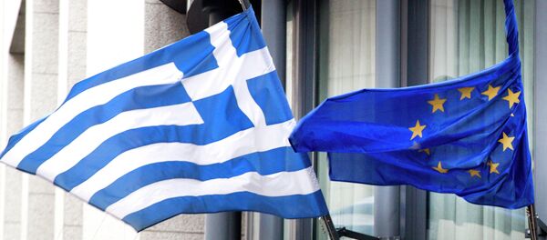 The Greek, left, and EU flag flap in the wind - Sputnik International