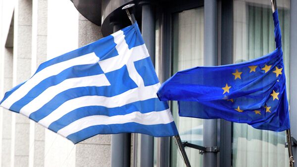 The Greek, left, and EU flag flap in the wind - Sputnik International