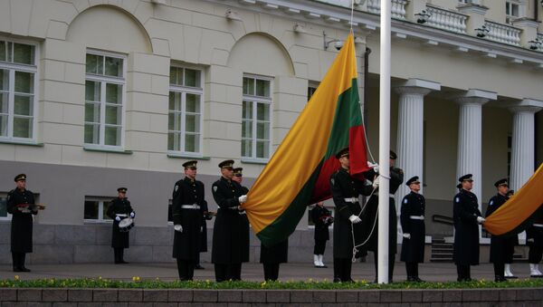 Lithuanian flag rising at the President Palace - Sputnik International