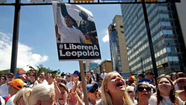 Supporters of jailed opposition leader Leopoldo Lopez chant slogans demanding his freedom and at an event marking the one year anniversary of his arrest and imprisonment in Caracas, Venezuela, Wednesday, Feb. 18, 2015 - Sputnik International