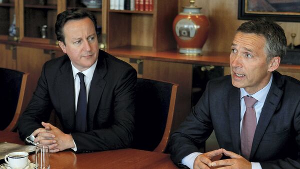 British Prime Minister David Cameron (L) listens to his Norwegian counterpart Jens Stoltenberg - Sputnik International