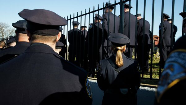Police officers turn their backs as New York City Mayor Bill de Blasio speaks at the funeral of New York city police officer Rafael Ramos in the Glendale section of Queens, Saturday, Dec. 27, 2014, in New York. - Sputnik International