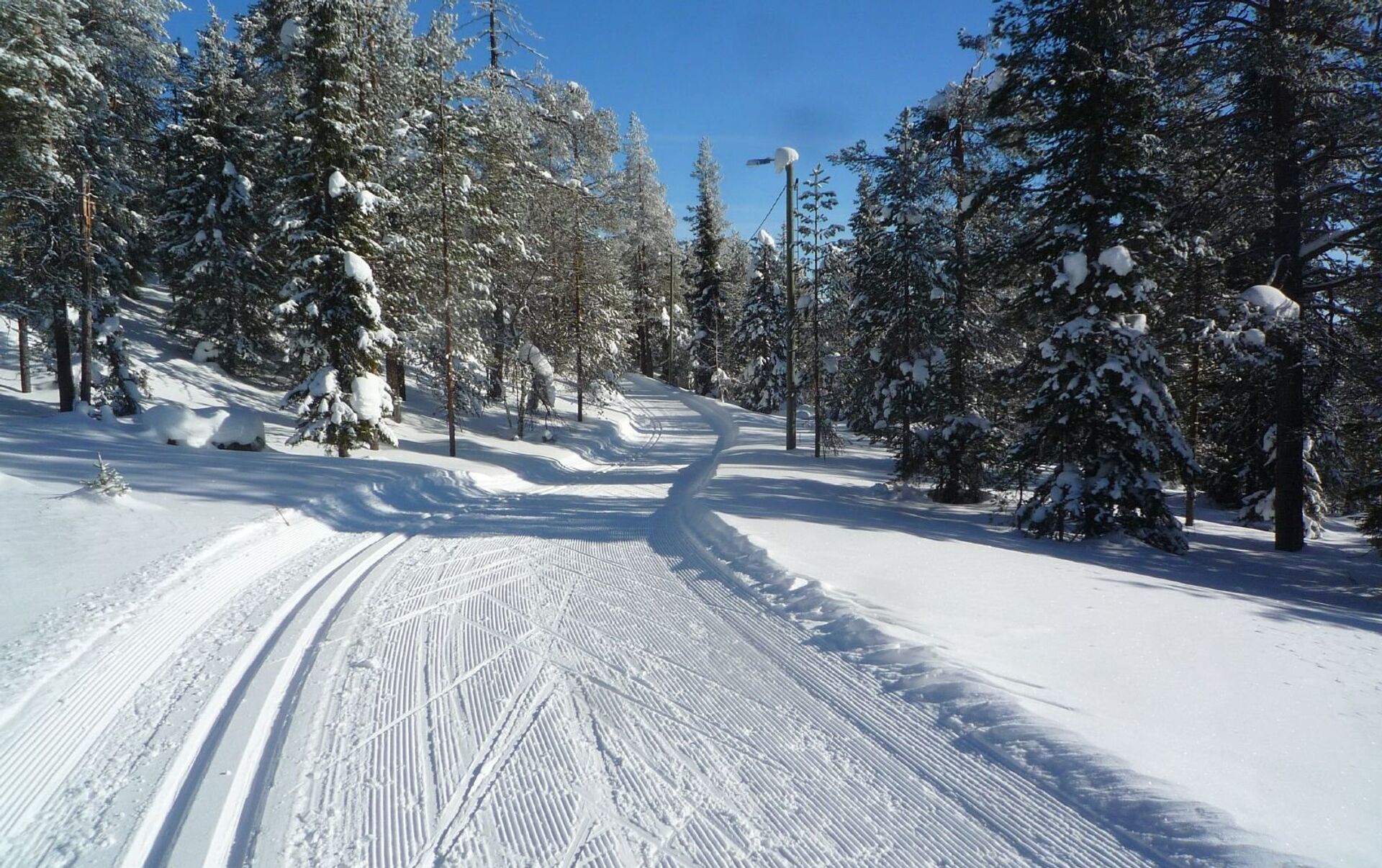 Ski tracks. Лыжня в Норвегии. Лыжные трассы в Норвегии. Лыжная трасса в горах. Зимний фон Лыжня.