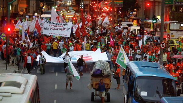 Demonstrators march to Petrobras headquarters during a demonstration in defense of Brazil's President Dilma Rousseff and the state-run oil company, in Rio de Janeiro March 13, 2015 - Sputnik International