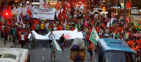 Demonstrators march to Petrobras headquarters during a demonstration in defense of Brazil's President Dilma Rousseff and the state-run oil company, in Rio de Janeiro March 13, 2015 Demonstrators march to Petrobras headquarters during a demonstration in defense of Brazil's President Dilma Rousseff and the state-run oil company, in Rio de Janeiro March 13, 2015 - Sputnik International