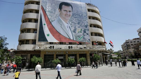 Syrians walk past a giant campaign billboard of Syrian President Bashar al-Assad on June 1, 2014 in the capital Damascus - Sputnik International