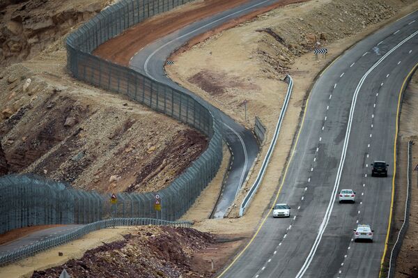 A picture taken on March 9, 2014 shows a general view of the fencing along the southern Israeli border with Egypt near the Red Sea resort of Eilat A picture taken on March 9, 2014 shows a general view of the fencing along the southern Israeli border with Egypt near the Red Sea resort of Eilat - Sputnik International