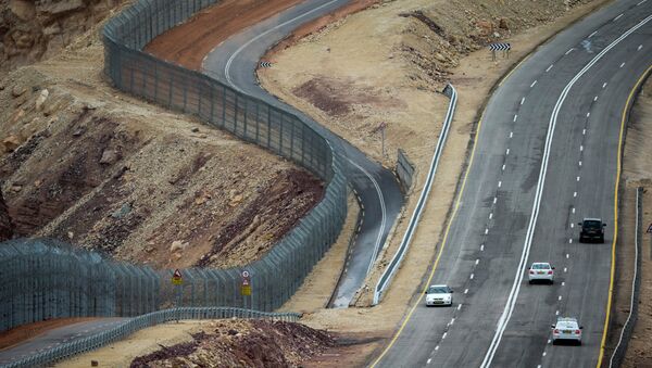 A picture taken on March 9, 2014 shows a general view of the fencing along the southern Israeli border with Egypt near the Red Sea resort of Eilat - Sputnik International
