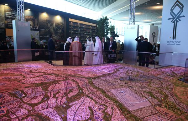 A model of a planned new capital for Egypt is displayed for investors at the opening of the Egypt Economic Development Conference (EEDC) in Sharm el-Sheikh, in the South Sinai governorate, about 550 km (342 miles) south of Cairo, March 13, 2015 - Sputnik International