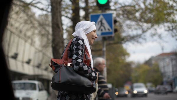 In this photo taken on Thursday, Oct. 23, 2014, a woman in traditional Tatar women's headscarf wait to cross the road in Simferopol, Crimea - Sputnik International