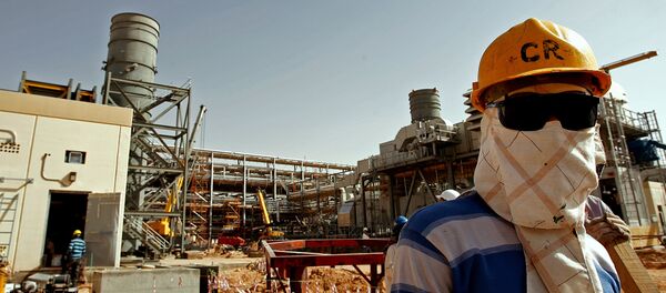 An Asian worker covers his face to protect it from the dust and the blazing sun at the site of Saudi Aramco's (the national oil company) Al-Khurais central oil processing facility under construction in the Saudi Arabian desert, 160 kms east of the capital Riyadh, on June 23, 2008 An Asian worker covers his face to protect it from the dust and the blazing sun at the site of Saudi Aramco's (the national oil company) Al-Khurais central oil processing facility under construction in the Saudi Arabian desert, 160 kms east of the capital Riyadh, on June 23, 2008 - Sputnik International