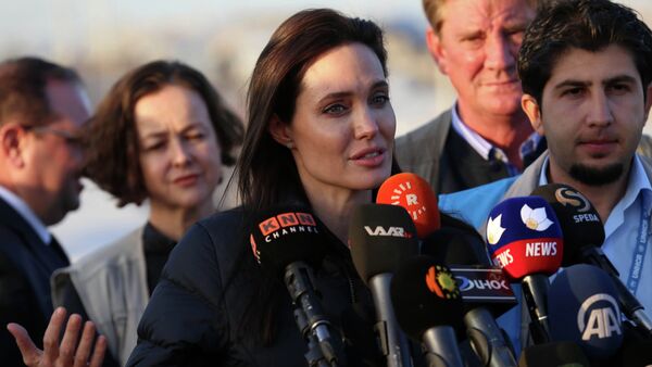 US actress and UNHCR ambassador Angelina Jolie delivers a speech during a visit to a camp for displaced Iraqis in Khanke, a few kilometres (miles) from the Turkish border in Iraq's Dohuk province, on January 25, 2015. - Sputnik International