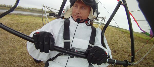 Russian President Vladimir Putin (right) takes part in a scientific experiment as part of the Flight of Hope - Sputnik International