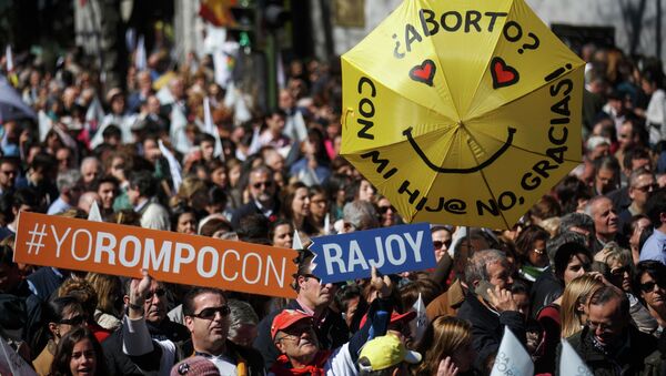 Pro-life demonstrators gather holding signs against abortion and waving flags in central Madrid March 14, 2015 - Sputnik International