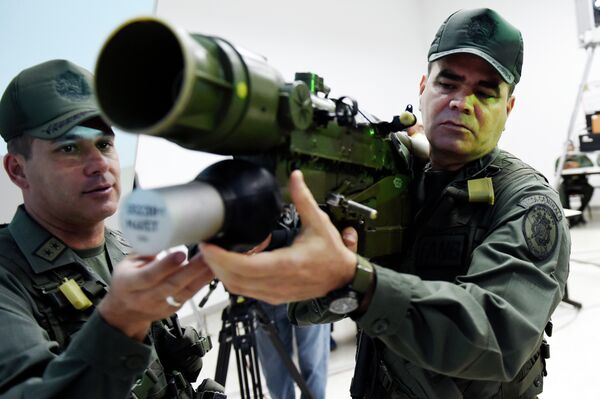 Venezuelan Defense Minister Vladimir Padrino Lopez (R) mans a Russian-made 9K338 Igla-S (SA-18) man-portable air-defence (MANPAD) surface-to-air missile launcher in Caracas on March 14, 2015 - Sputnik International