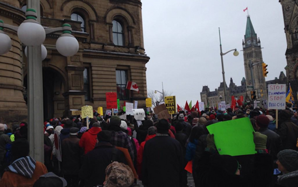 Big crowd outside the PMO in Ottawa to StopC51 - Sputnik International