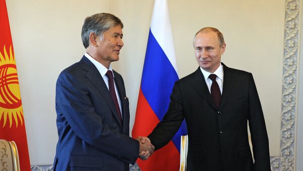Russian President Vladimir Putin, right, during a meeting with Kyrgyz President Almazbek Atambayev at the Constantine Palace in in Strelna - Sputnik International