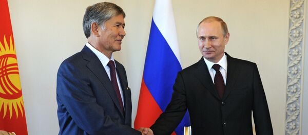 Russian President Vladimir Putin, right, during a meeting with Kyrgyz President Almazbek Atambayev at the Constantine Palace in in Strelna - Sputnik International