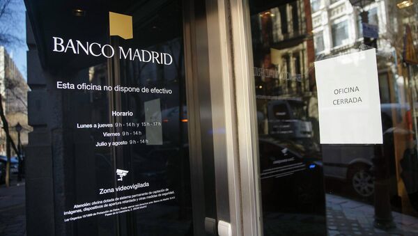 A sign taped to the door of a branch of Banco Madrid reads Office Closed, in Madrid - Sputnik International