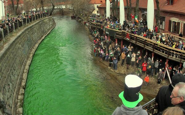 People stand along the Vilnia river which is coloured in green to celebrate the Irish festivity Saint Patrick's Day in Vilnius, Lithuania. - Sputnik International