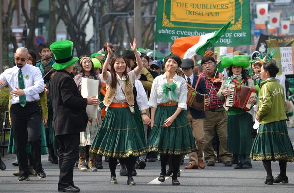 People wearing green march during a St. Patrick's Day parade in Tokyo on March 15, 2015. More than 1,000 people took part in the parade to commemorate the Irish patron Saint Patrick, which is usually marked on March 17 - Sputnik International