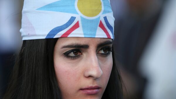 An Assyrian woman wears her community's flag - Sputnik International