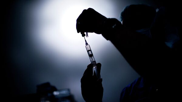 A doctor draws medicine into a syringe - Sputnik International