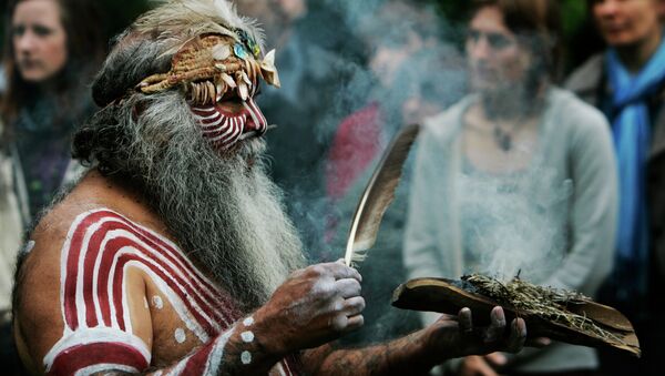 Aboriginal Ngarrindjeri elder Major Sumner from south Australia, in traditional costume, performs a ritual during a ceremony to mark the return of Australian indigenous people's remains back to their homeland, in a central London park. (File) - Sputnik International