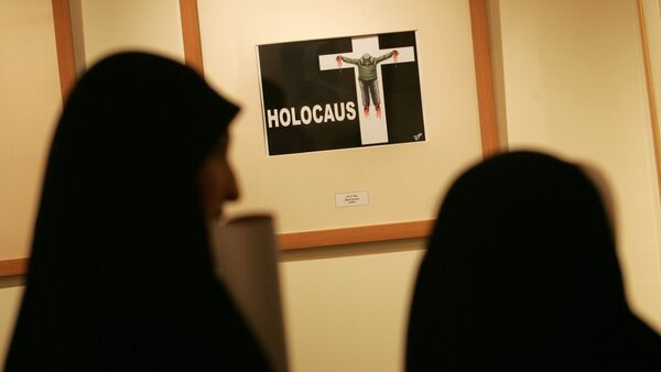 Iranian women visit the international Holocaust cartoon contest in Tehran - Sputnik International