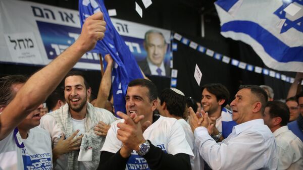 Israeli Likud Party supporters react to the exit polls while they wait for the announcement of the first official results of Israel's parliamentary elections on March 17, 2015 at the party's headquarters in the city of Tel Aviv - Sputnik International
